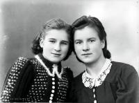 Dwie ładnie ubrane  dziewczyny. Ok. 1950 rok
Two elegant dressed girls. Circa 1950.