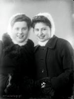 Dziewczyny z mufkami. Ok. 1950 rok
Girls with muffs. Circa 1950.