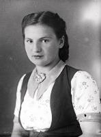 Dziewczyna z broszką. Ok. 1950 rok
A girl with a brooch. Circa 1950.