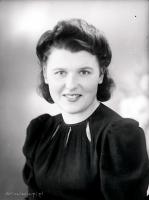 Dziewczyna w czarnej bluzce. Ok. 1950 rok
A girl in a black blouse. Circa 1950.