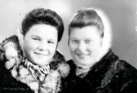  Dziewczyny w paltach z karakułów.. Ok. 1950 rok ,  Girls in astrakhan coats. Circa 1950.