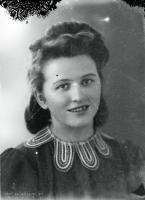 Dziewczyna w bluzce z ładnym kołnierzykiem. Ok. 1943 rok
A girl in a blouse with a nice collar. Circa 1943.