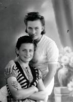 Uśmiechnięte dziewczyny. Ok. 1943 rok
Smiling girls. Circa 1943.