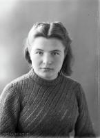 Dziewczyna w swetrze. Ok. 1945 rok
A girl in a sweter. Circa 1945.