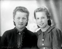 Koleżanki. Ok. 1950 rok
Teenaged firnds. Circa 1950.