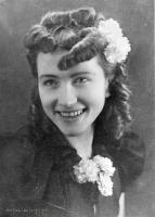 Dziewczyna z lokami. Kopia zdjęcia. Ok. 1945 rok
A curly girl – copy of the photograph. Circa 1945.