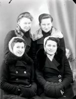 Cztery dziewczyny w ubraniach zimowych. Ok. 1945 rok
Four winter girls. Circa 1945.