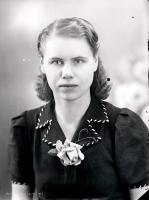 Dziewczyna z kwiatem w sukience. Ok. 1945 rok
A girl with a rose flower on a dress. Circa 1945.