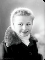 <p>Dziewczyna w czapce z wełny angorów. Ok. 1945 rok A girl in an angora beanie hat. Circa 1945.</p>
