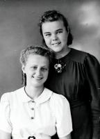 Dwie dziewczyny. Ok. 1945 rok
A girl with a pansy and her friend. Circa 1945.