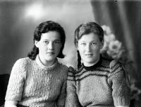 Dwie dziewczyny. Ok. 1955 rok
Girls in nice sweaters. Circa 1955.