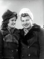 Dwie kobiety w zimowych strojach. Ok. 1943 rok
Two women in winter clothes. Circa 1943.