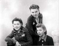 Dwie siostry z  koleżanką z Łap. Ok. 1950 rok
Two sisters with their friend from Lapy. Circa 1950.