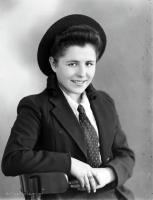 Dziewczyna w kapeluszu. Ok. 1950 rok
A girl in a hat. Circa 1950.