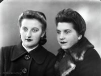 Koleżanki w ubraniach zimowych. Ok. 1950 rok
Friends in Winter clothes. Circa 1950.