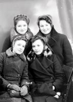 Cztery panny z Łap. Ok. 1945 rok
Four maids from Lapy. Circa 1945.