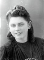 Dziewczyna z Łap. Ok. 1945 rok
A girl from Lapy. Circa 1945.