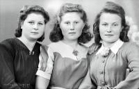 <p>Trzy dziewczyny w ładnych sukienkach. Ok. 1945 rok Three girls in nice dress. Circa 1945.</p>
