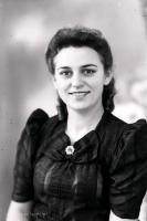 Uśmiechnięta dziewczyna. Ok. 1945 rok
A smily girl. Circa 1945.