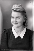 <p>Kobieta z efektowną fryzurą. Ok. 1945 rok A woman with an eye catching hardo. Circa 1945.</p>
