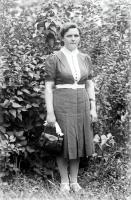 Kobieta przy krzaku bzu. Ok. 1943 rok
A woman near a lilac Bush. Circa 1943.