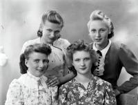 Cztery panny z Łap. Ok. 1950 rok
Four maids from Lapy. Circa 1950.