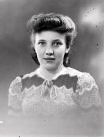 Dziewczyna w ładnym swetrze. Ok. 1950 rok
A girl in a nice sweater. Circa 1950.