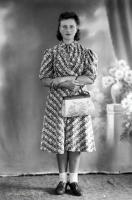 Dziewczyna z torebką z inicjałem H. Ok. 1945 rok
A girl with a hand bag with initial ‘H’. Circa 1945.