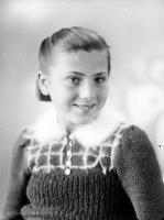 Uśmiechnięta dziewczyna. Ok. 1950 rok
A smily girl. Circa 1950.