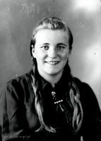 Dziewczyna z warkoczami. Ok. 1945 rok
A girl with plaits. Circa 1945.