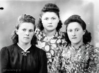 Trzy panny z Łap. Ok. 1945 rok
Three maids from Lapy. Circa 1945.