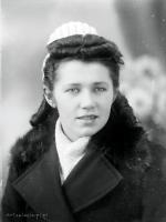 Dziewczyna z białym szalikiem. Ok. 1945 rok
Dziewczyna z białym szalikiem. Ok. 1945 rok