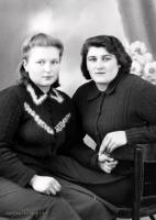 Dwie kobiety trzymają się za ręce. Ok. 1945 rok
Two women holding each other hand. Circa 1945.