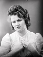 Dziewczyna z pierścionkiem. Ok. 1945 rok
A girl with a ring. Circa 1945.