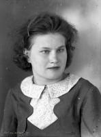 Dziewczyna ze spinką we włosach. Ok. 1945 rok
A girl with a hairpin. Circa 1945.