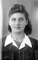 Dziewczyna w fartuszku biurowym. Ok. 1945 rok
A girl in an overall. Circa 1945.