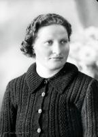 Kobieta w swetrze. Ok. 1945 rok
A woman in a pullover. Circa 1945.