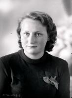 Dziewczyna z chusteczką w kieszonce. Ok. 1950 rok
A girl with a handkerchief in a pocket. Circa 1950.