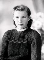 Dziewczyna z spiętymi włosami. Ok. 1945 rok
A girl with pinned hair. Circa 1945.