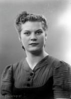  Dziewczyna z spiętymi włosami. Ok. 1945 rok,  A girl with pinned hair. Circa 1945.