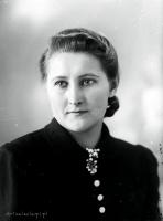 Kobieta z broszką. Ok. 1950 rok
A woman with a brooch. Circa 1950.