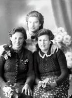 Dziewczyny z kwiatami. Ok. 1950 rok
Girls with flowers. Circa 1950.