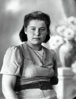  Dziewczyna w sukience z paskiem. Ok. 1945 rok, Girl wearing a dress ca 1945