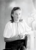 <p>Dziewczyna w białej bluzce. Ok. 1945 rok. Girl wearing a white blouse, ca 1945</p>
