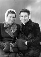   Dwie dziewczyny z mufkami. Ok. 1945 rok, Two girls wearing muffs ca 1945
