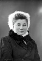   Dziewczyna w czarnym palcie. Ok. 1945 rok,  Girl wearing a black coat ca 1945