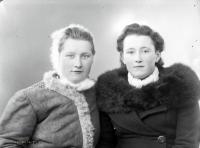  Dziewczyny- w kożuszku i palcie. Ok. 1945 rok,  Girls wearing a sheepskin coat and a fur coat ca 1945