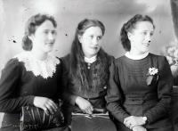   Trzy zapatrzone dziewczyny. Ok. 1945 rok,  Three girls ca 1945