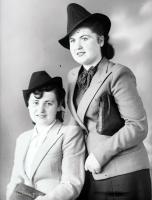   Dziewczyny w czarnych kapeluszach. Ok. 1950 rok,  Girls wearing black hats ca 1950