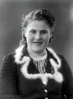   Dziewczyna w swetrze z ładnym kołnierzykiem. Ok. 1945 rok, Girl wearing a sweater with a pretty collar ca 1945